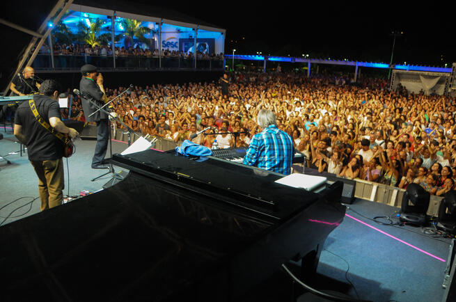 Al Jarreau concert in Rio (LarryWilliams at piano), Nov 16, 2013.